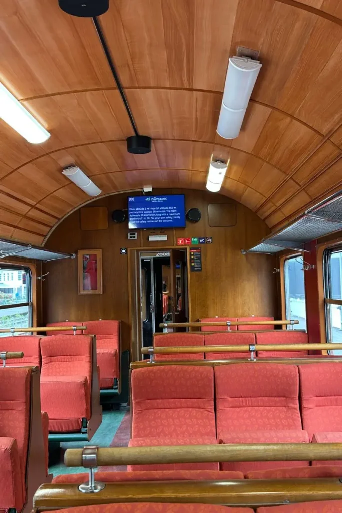 플롬 산악열차의 빈티지한 목재 인테리어와 좌석