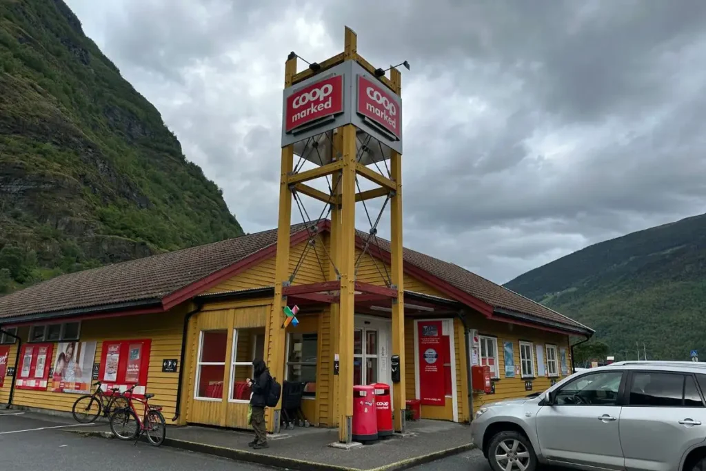 노르웨이 플롬 마을에 있는 쿱 마트(Coop Marked) 슈퍼마켓의 외부 전경