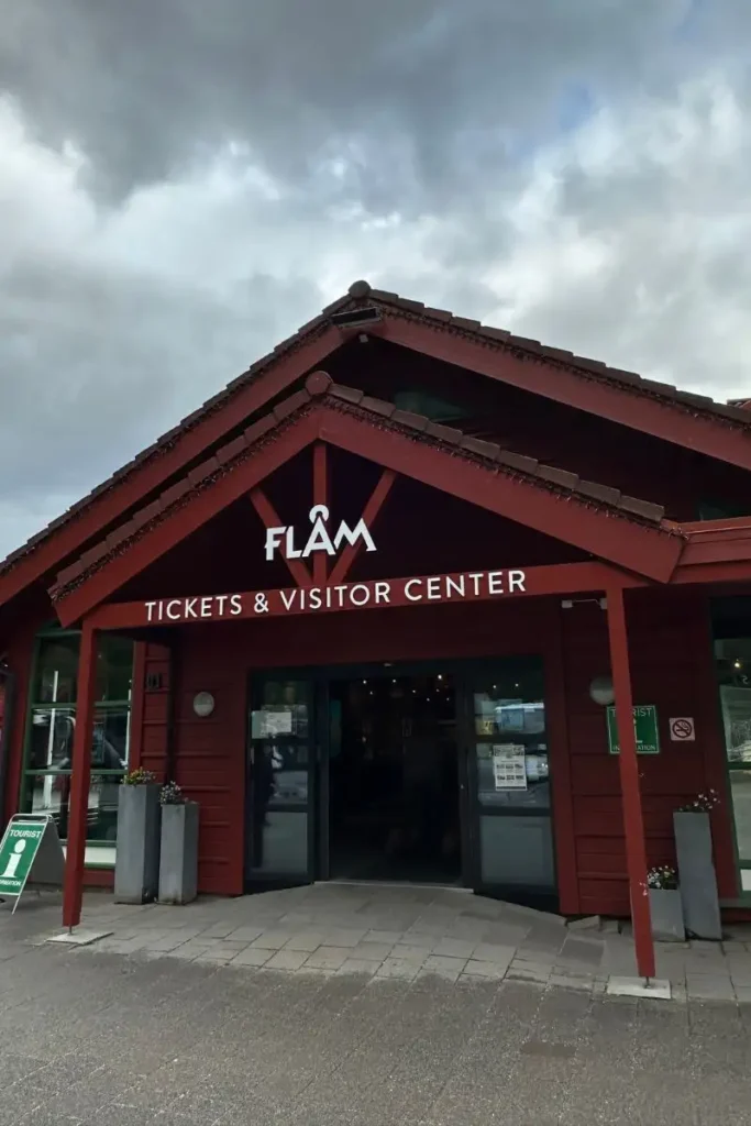 노르웨이 플롬의 붉은색 기차역 건물에 위치한 티켓 오피스 겸 방문자 센터 전경