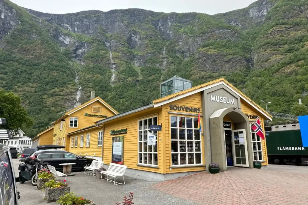  플롬역에 위치한 플롬 철도 박물관의 외부 전경