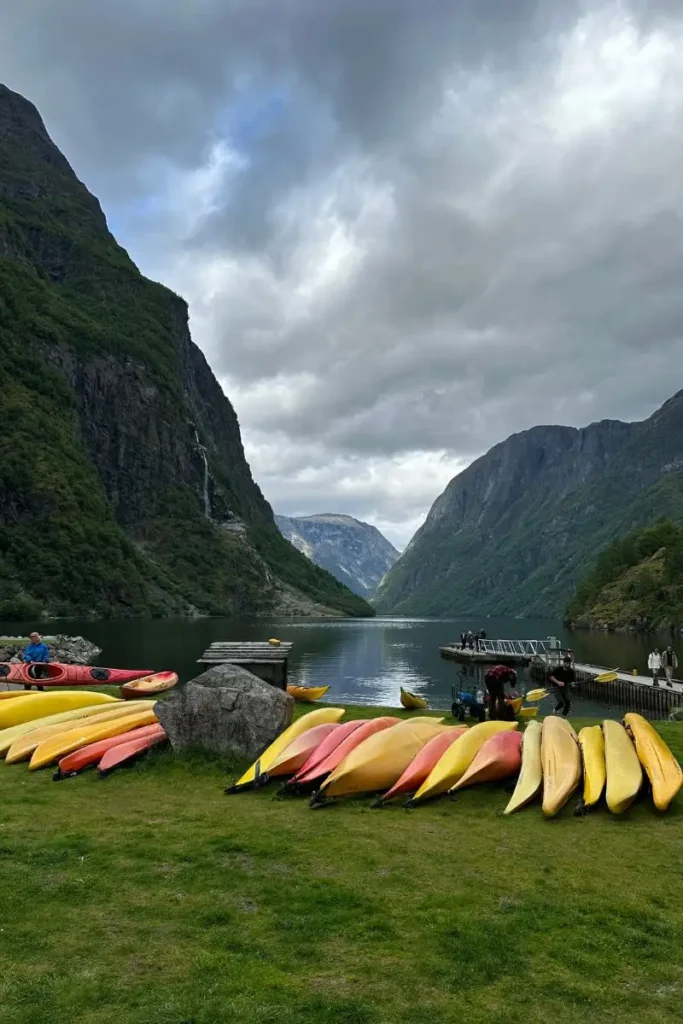 노르웨이 구드방겐 마을의 피오르드 선착장에 정박되어 있는 알록달록한 카약 여러 대