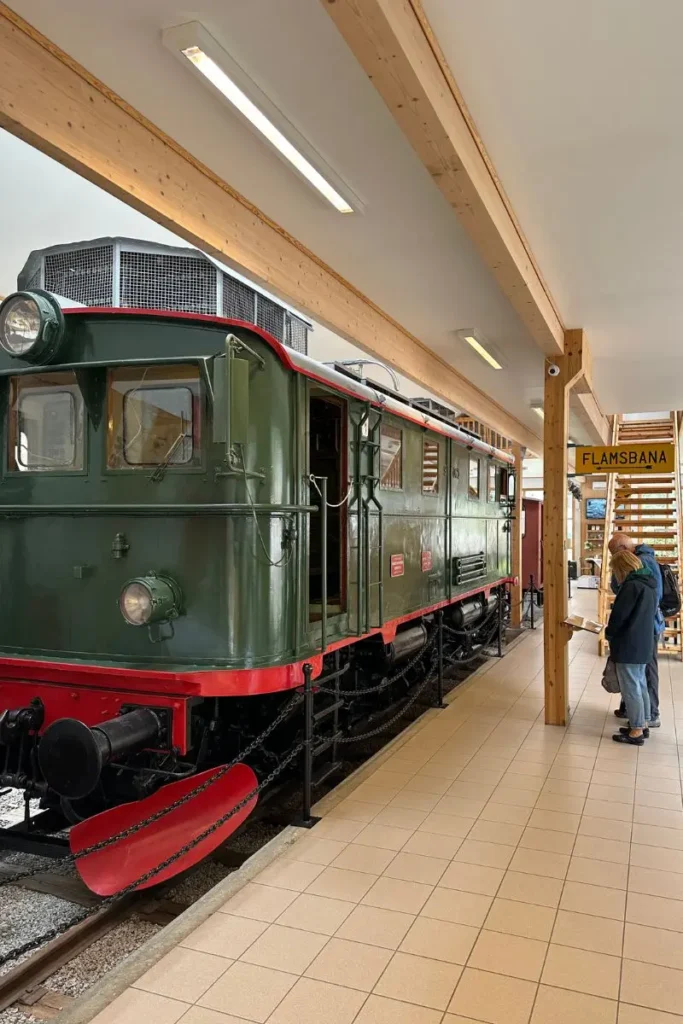 플롬 철도 박물관 내부에 전시된 초창기 모델의 플롬 산악열차 기관차