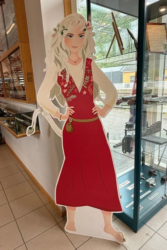 노르웨이 훌드라 전설에 대해 그림과 함께 설명하고 있는 정보 입간판