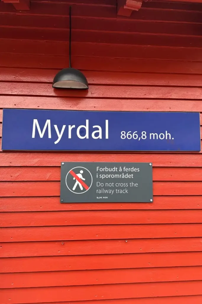 플롬 산악열차의 종착역이자 출발역인 뮈르달역의 표지판