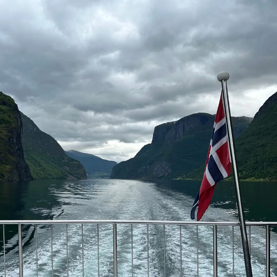 내뢰피오르드 크루즈 선미 갑판에서 펄럭이는 노르웨이 국기와 함께 보이는 피오르드 절경