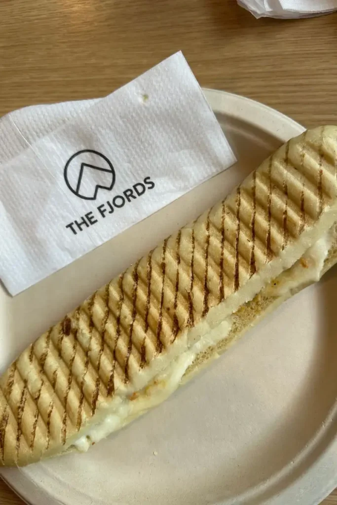 내뢰피오르드 크루즈 선상 카페에서 판매하는 따뜻한 파니니 샌드위치