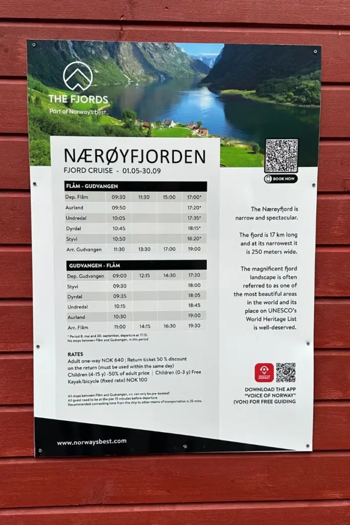 벽에 붙어 있는 내뢰피오르드 크루즈 운항 시간 및 가격 정보 안내 포스터