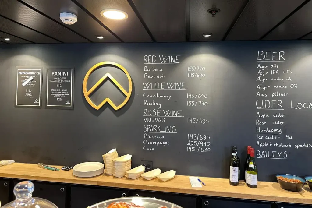 노르웨이 내뢰피오르드 크루즈 선내에 위치한 스낵과 음료를 판매하는 카페테리아 카운터