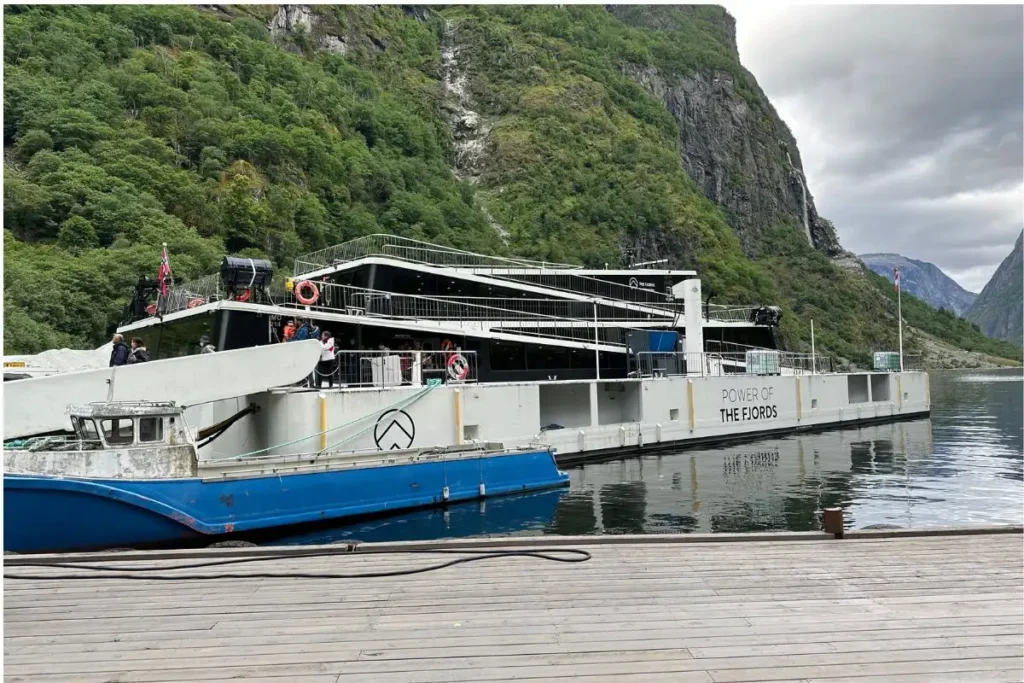 노르웨이 구두방겐 항구에 승객 탑승을 위해 정박해 있는 내뢰피오르드 크루즈 선박
