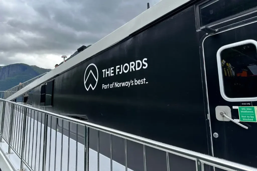 플롬 항구에 정박해 있는 내뢰피오르드 크루즈 전기 선박의 전체적인 옆모습