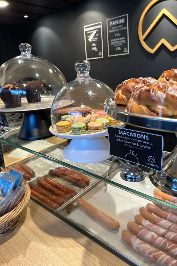 노르웨이 내뢰피오르드 크루즈 선내에 위치한 스낵과 음료를 판매하는 카페테리아 카운터