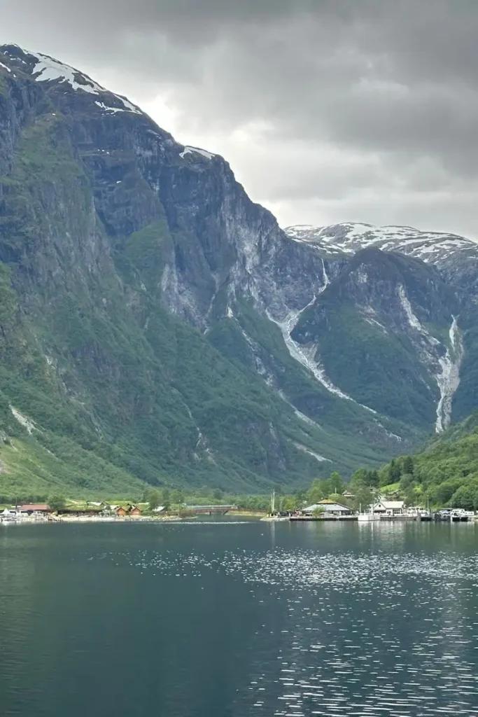 내뢰피오르드 크루즈에서 바라본 피오르드 기슭에 자리 잡은 작고 다채로운 전통 가옥 마을