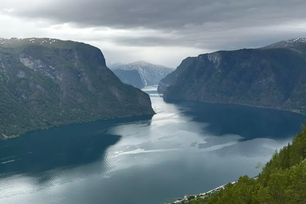 노르웨이 스테가스테인 전망대에서 수직으로 내려다본 에울란 피오르드의 장엄한 풍경