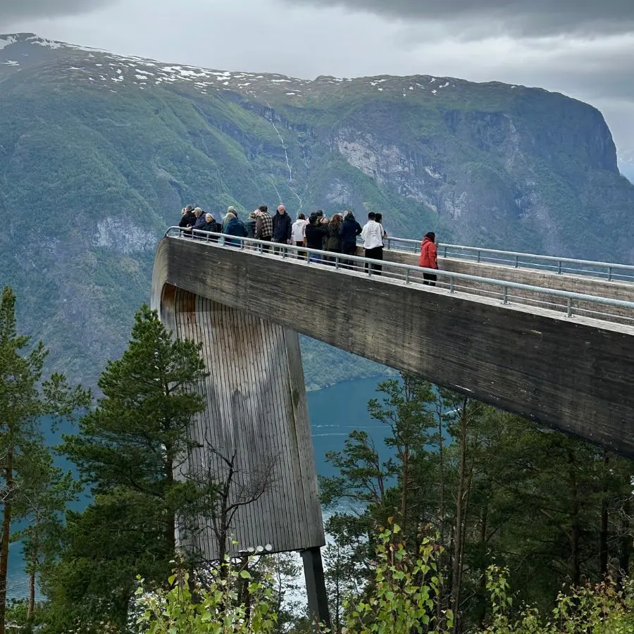 에울란 피오르드 위로 길게 뻗어 나온 노르웨이 스테가스테인 전망대의 측면 구조물