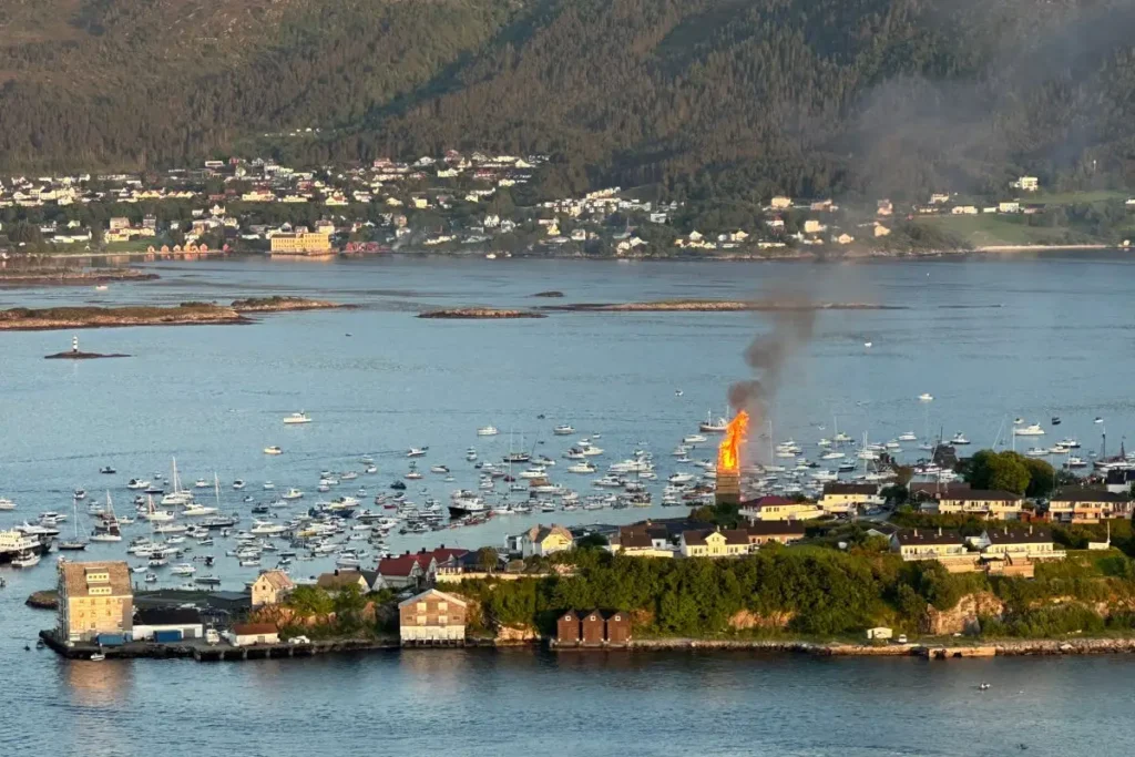 노르웨이 올레순 슬리닝스(Slinnings) 섬에서 타오르기 시작한 거대한 슬리닝스볼렛 모닥불. 나무 팔레트로 쌓아 올린 탑 형태의 모닥불이 불꽃을 피우고 있다.