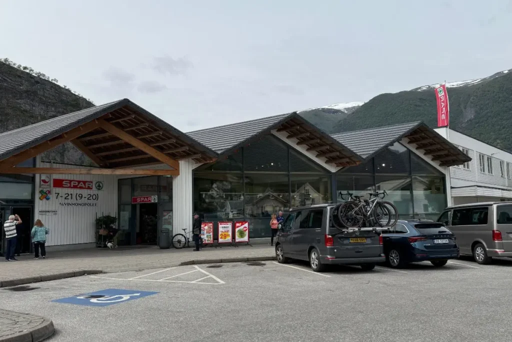 노르웨이 아우를란 마을에 있는 SPAR 슈퍼마켓 매장 정면 모습. 방스가르덴 호텔 근처 편의시설.