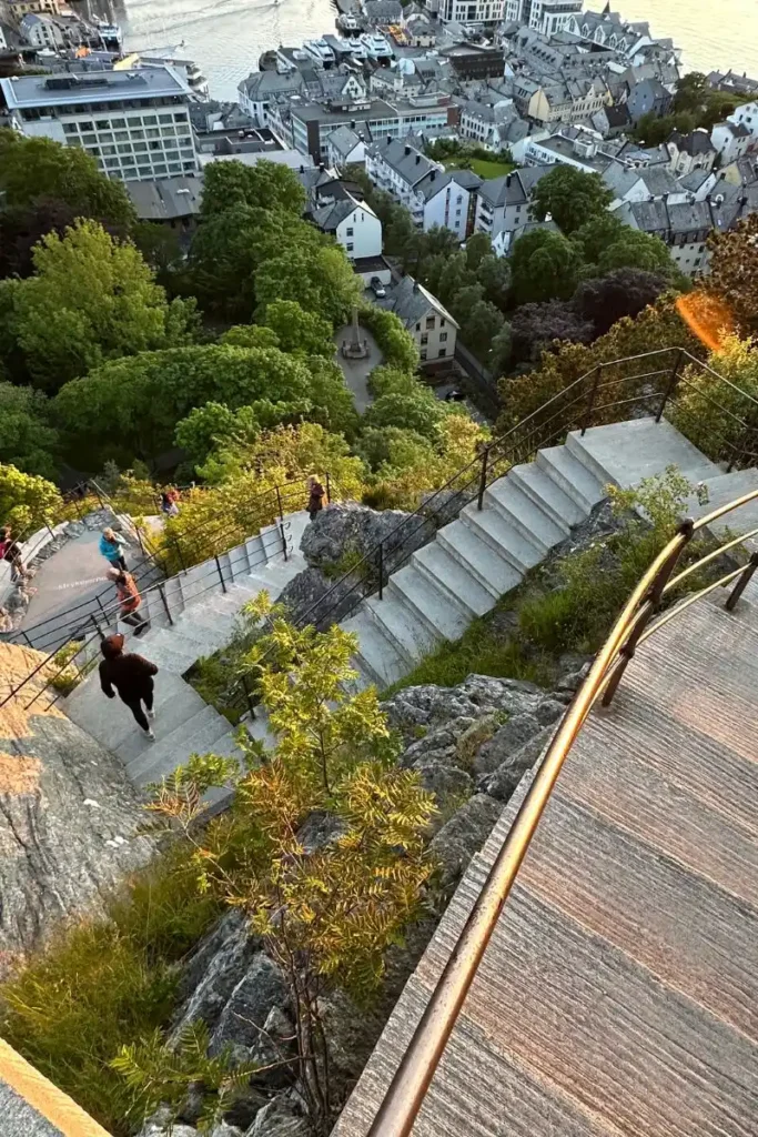 노르웨이 올레순의 악슬라 전망대로 이어지는 418개의 돌계단. 푸른 나무들 사이로 끝없이 이어질 것 같은 계단의 모습.