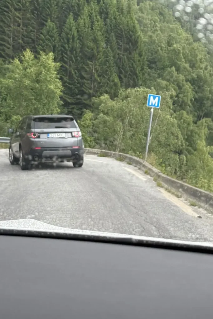 스테가스테인 전망대로 올라가는 좁은 일차선 도로 옆에 설치된 파란색 M(Møteplass) 표지판