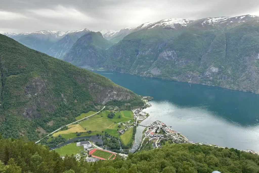 스테가스테인 전망대에서 내려다본 에울란 피오르드와 강가에 자리 잡은 아기자기한 에울란스방엔 마을 전경