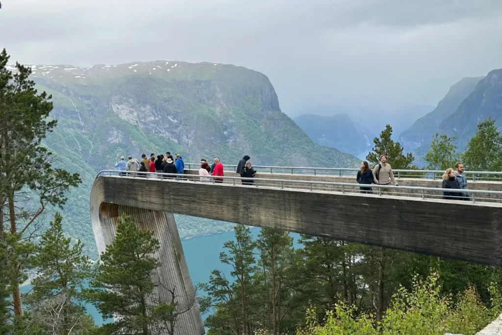 에울란 피오르드 위로 길게 뻗어 나온 노르웨이 스테가스테인 전망대의 측면 구조물
