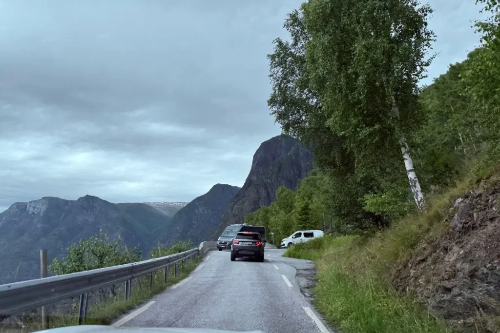 노르웨이 스테가스테인 전망대로 올라가는 좁고 가파른 일차선 아스팔트 도로