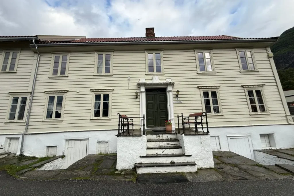 노르웨이 아우를란에 위치한 1700년대 유서 깊은 건물인 방스가르덴(Vangsgaarden) 호텔 본관의 정문 입구.
