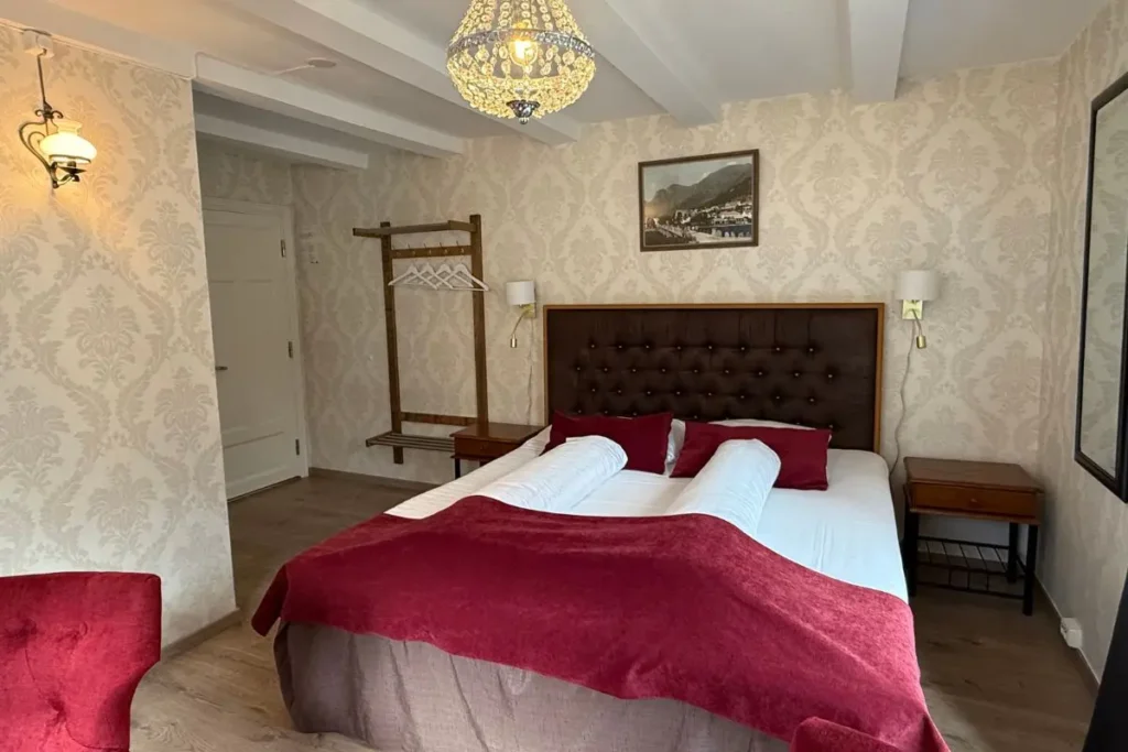 노르웨이 방스가르덴 호텔 본관에 있는 앤티크한 가구와 고풍스러운 인테리어로 꾸며진 아늑한 객실 전경.