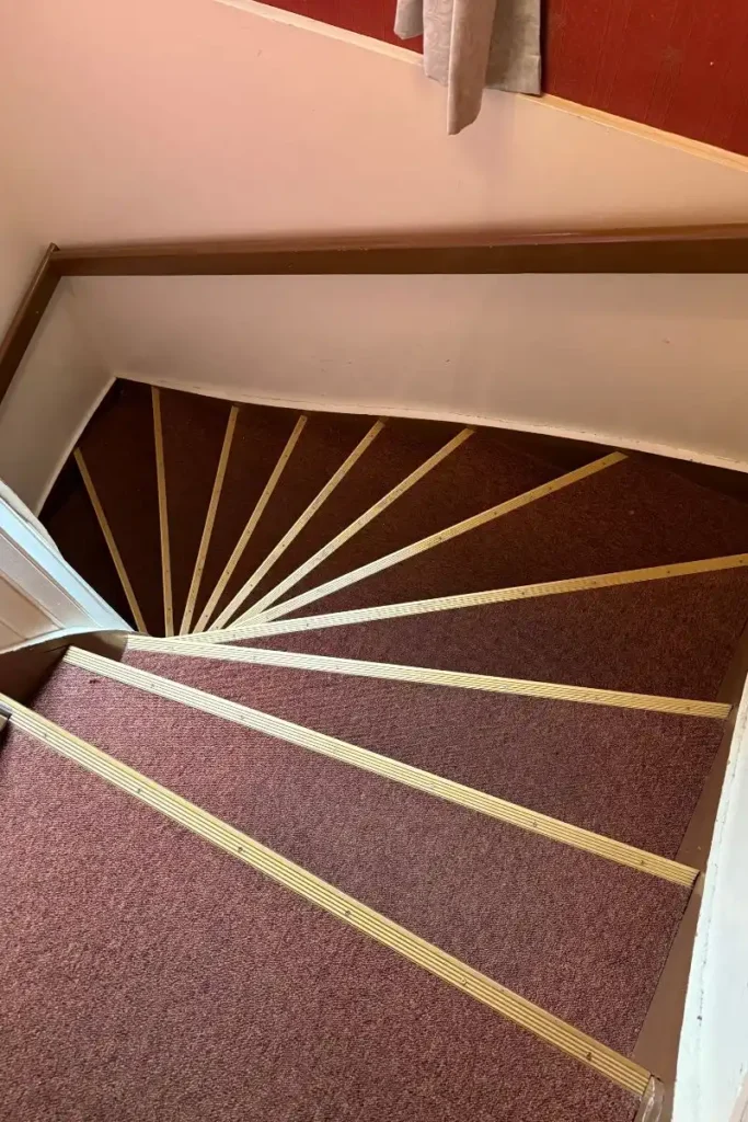 1700년대 건물의 역사를 보여주는 노르웨이 방스가르덴 호텔 본관의 다소 가파르고 좁은 나무 계단.