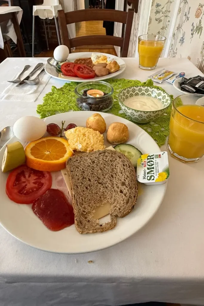 방스가르덴(Vangsgaarden) 호텔 별채 레스토랑에서 즐기는 스칸디나비아 스타일 조식 뷔페 음식 접시