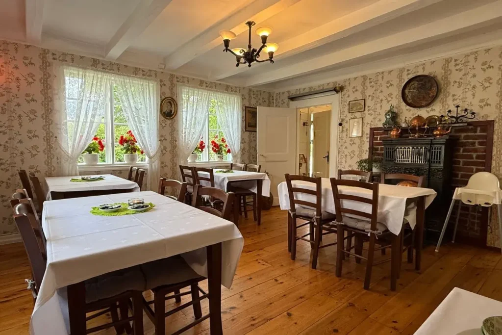 노르웨이 방스가르덴 호텔의 조식이 제공되는 별채 건물의 아늑하고 가정집 같은 분위기의 레스토랑 내부.