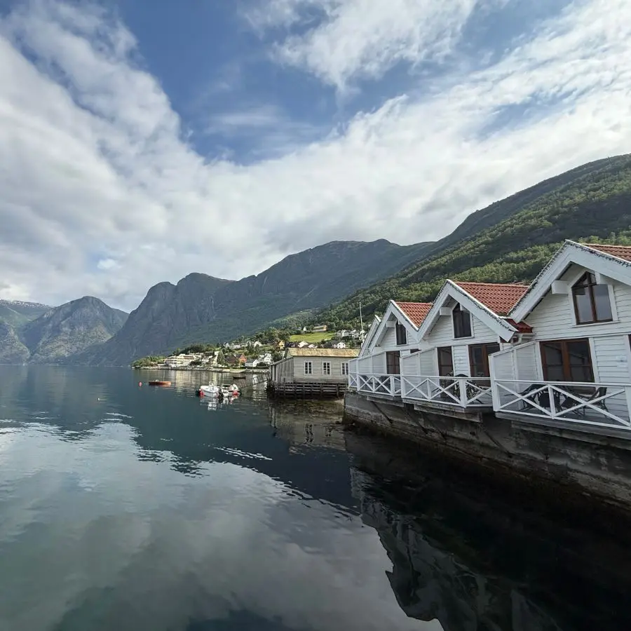 노르웨이 아우를란의 방스가르덴 호텔 피셔맨 캐빈과 그 앞으로 펼쳐진 피오르드의 그림같은 풍경.