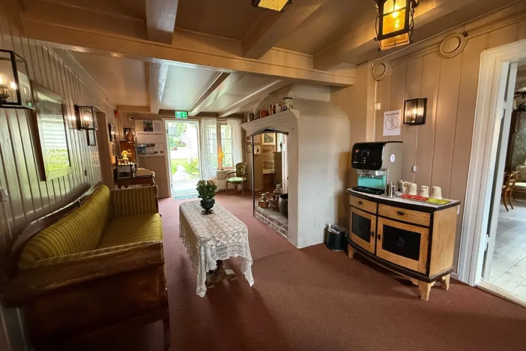 vangsgaarden-hotel-lobby-coffee-service