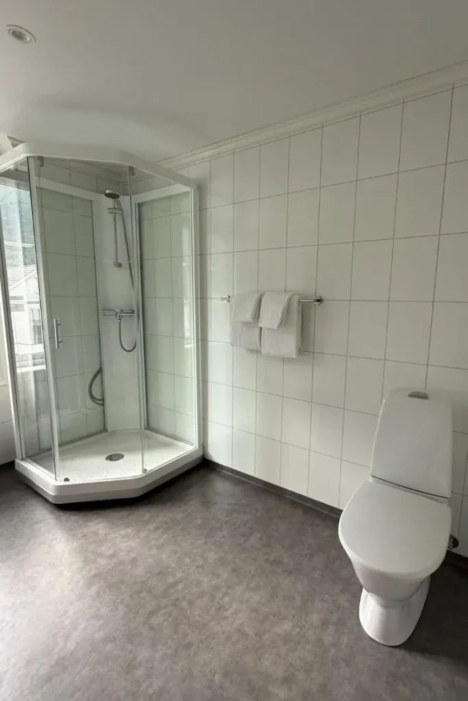 노르웨이 방스가르덴 호텔 객실의 현대적으로 리모델링된 넓고 깨끗한 샤워부스.