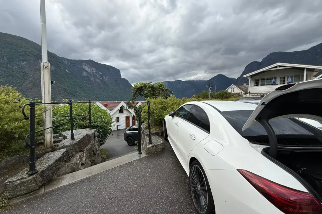 피오르드 앞에 위치한 노르웨이 방스가르덴 호텔의 본관 건물 바로 앞 투숙객 전용 무료 주차 공간.