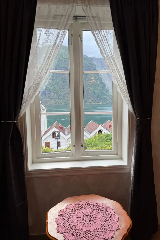 노르웨이 방스가르덴 호텔 본관 객실 창문 너머로 보이는 아우를란 피오르드의 고요하고 아름다운 풍경.
