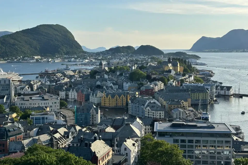 노르웨이 악슬라 전망대 정상에서 내려다본 올레순 시내의 파노라마 전경. 여러 개의 섬 위에 아르누보 양식의 아름다운 건물들이 빼곡히 들어서 있다.
