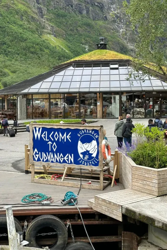 노르웨이 구드방겐 마을 입구에 세워진 바이킹 스타일의 'Welcome to Gudvangen' 환영 표지판