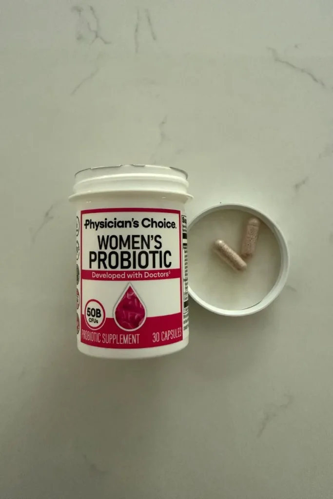 피지션스 초이스 여성용 프로바이오틱스 병 뚜껑 위에 놓인 캡슐 두 알
