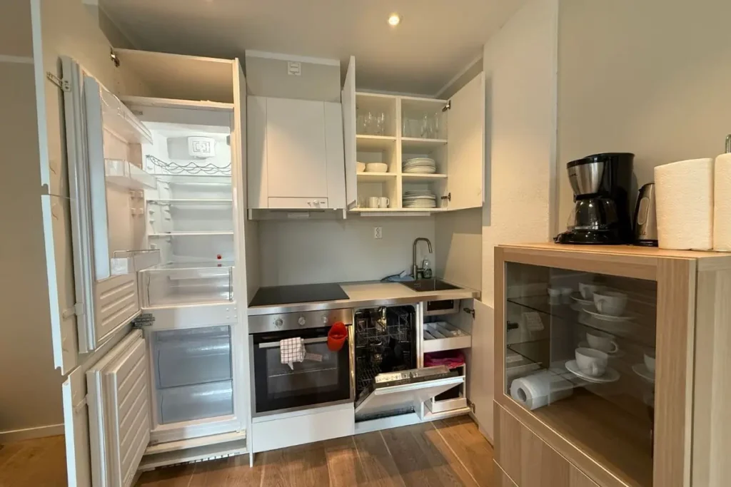 노르웨이 베르겐 여행 중 묵었던 Barfot Apartment의 깔끔한 현대식 주방 모습