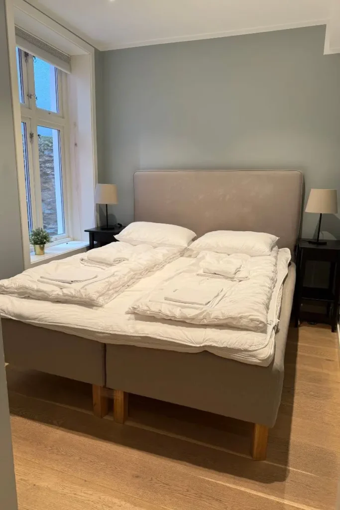 베르겐 여행 숙소 Barfot Apartment의 아늑하고 깨끗한 침실 내부