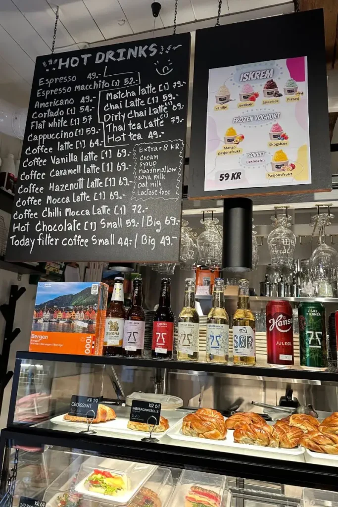 노르웨이 베르겐 브뤼겐에 위치한 Kaf Kafe Bryggen 카페의 커피, 와플 등 메뉴와 가격 정보