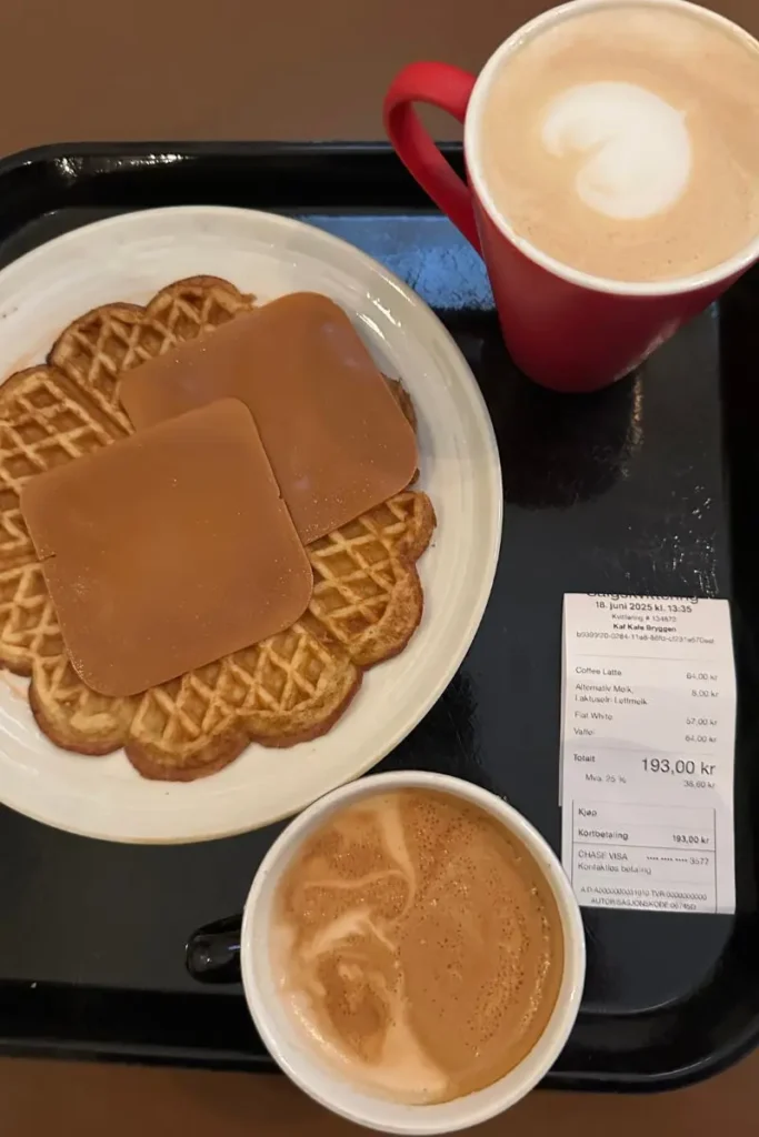 노르웨이 전통 브라운 치즈를 올린 와플과 따뜻한 커피