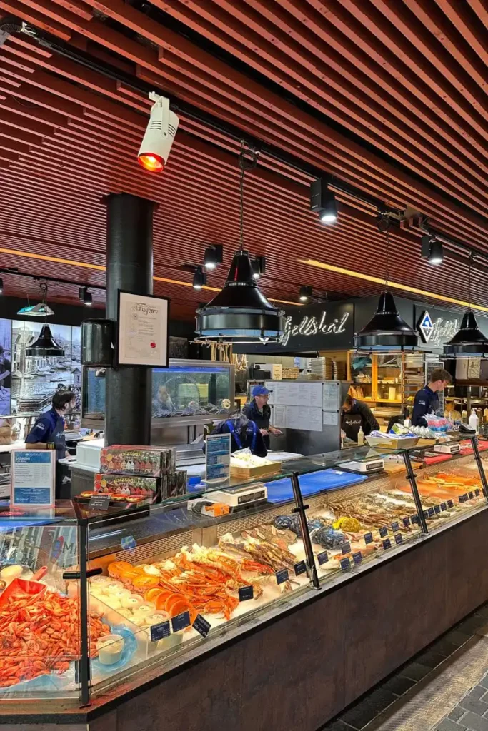 베르겐 어시장 진열대에 가득 쌓인 신선한 킹크랩, 연어, 새우 등 다양한 해산물