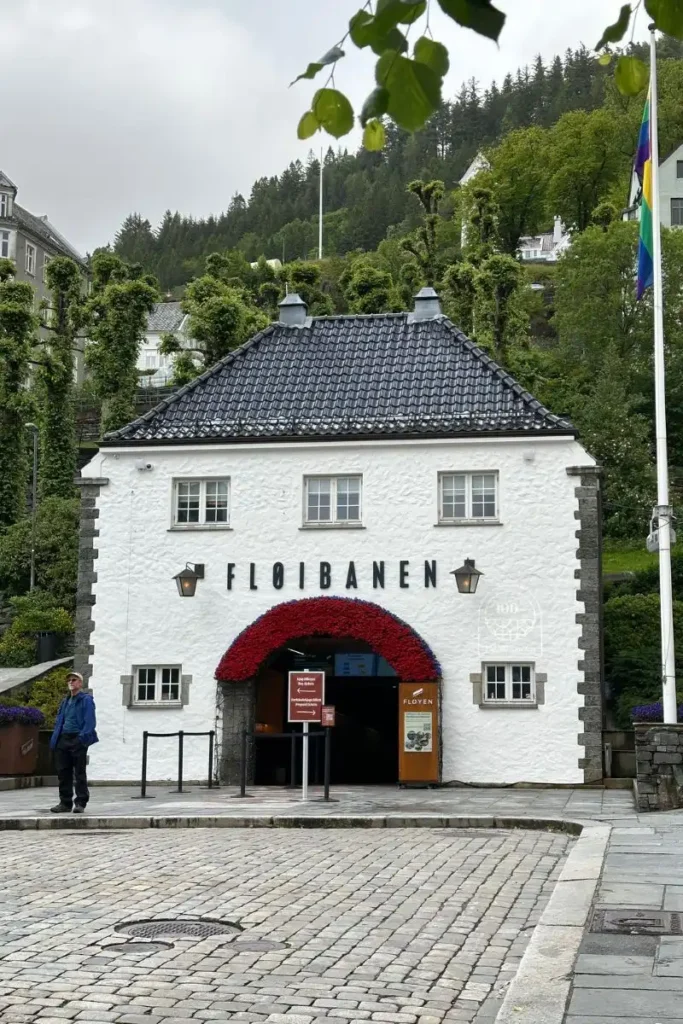 노르웨이 베르겐 플뢰이엔 산으로 올라가는 플뢰이바넨 푸니쿨라의 시내 탑승장 모습