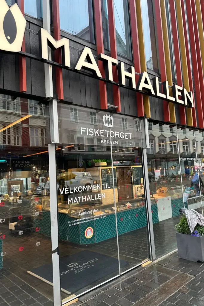 노르웨이 베르겐의 명소, 활기 넘치는 베르겐 어시장(Fisketorget) 입구 전경