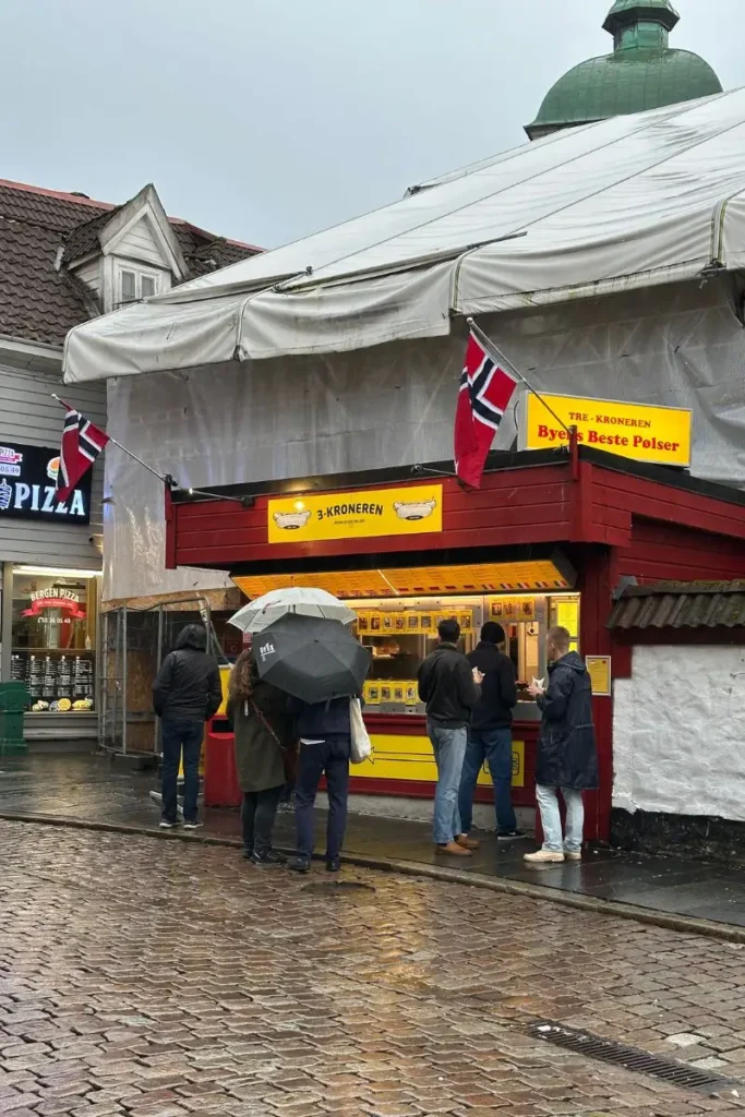 노르웨이 베르겐의 명물, 순록 소시지 핫도그를 파는 Trekroneren 가게 전경