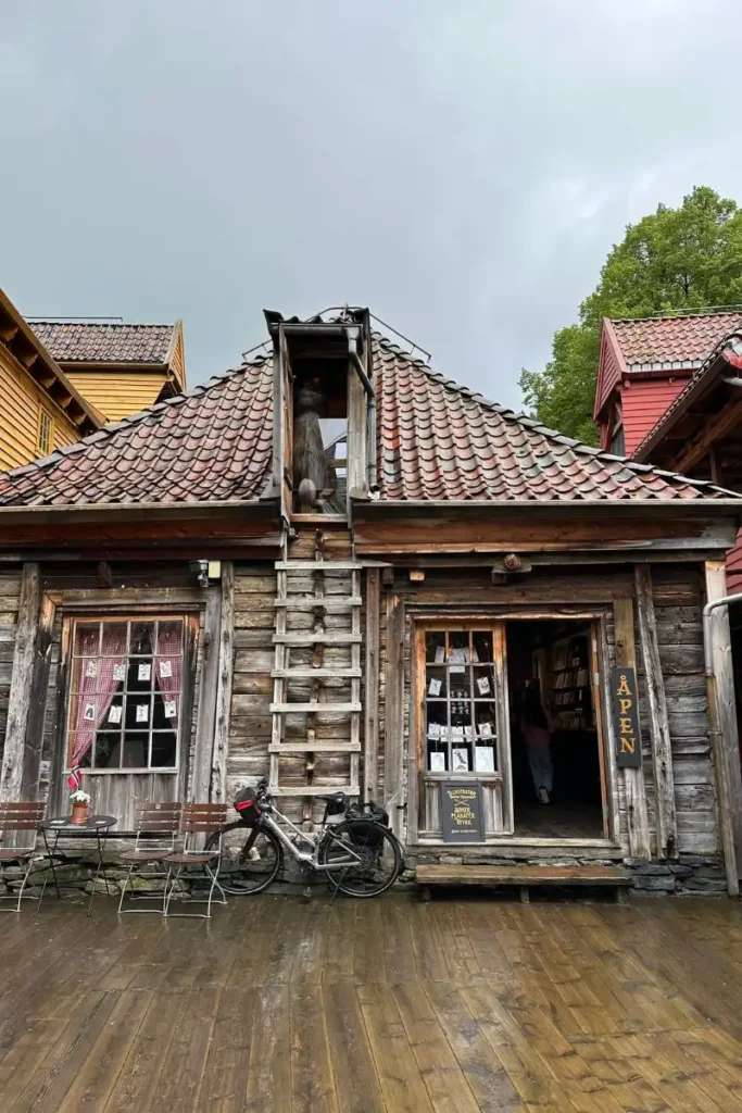시간의 흔적이 엿보이는 노르웨이 베르겐 브뤼겐의 낡고 오래된 목조 건물 외관