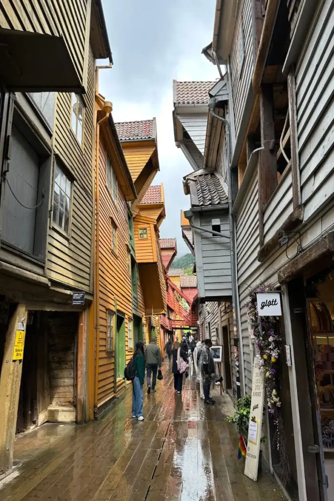 수백 년의 역사를 간직한 베르겐 브뤼겐 목조 건물의 삐걱이는 나무 복도와 내부 구조