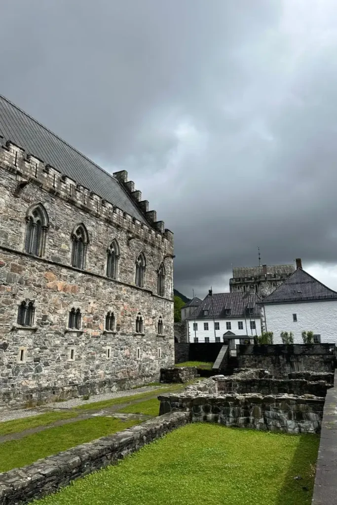 베르겐후스 요새 내부에 있는 유서 깊은 석조 건물