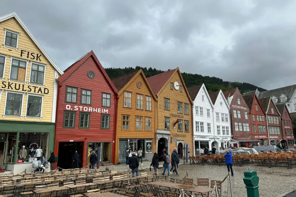 유네스코 세계문화유산인 브뤼겐 거리를 걷고 있는 우산을 쓴 사람들